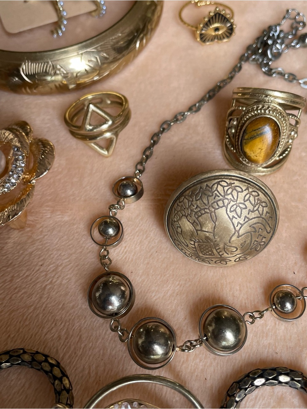 Lot of gold tone fashion jewelry and cat pouch . - Picture 12 of 16